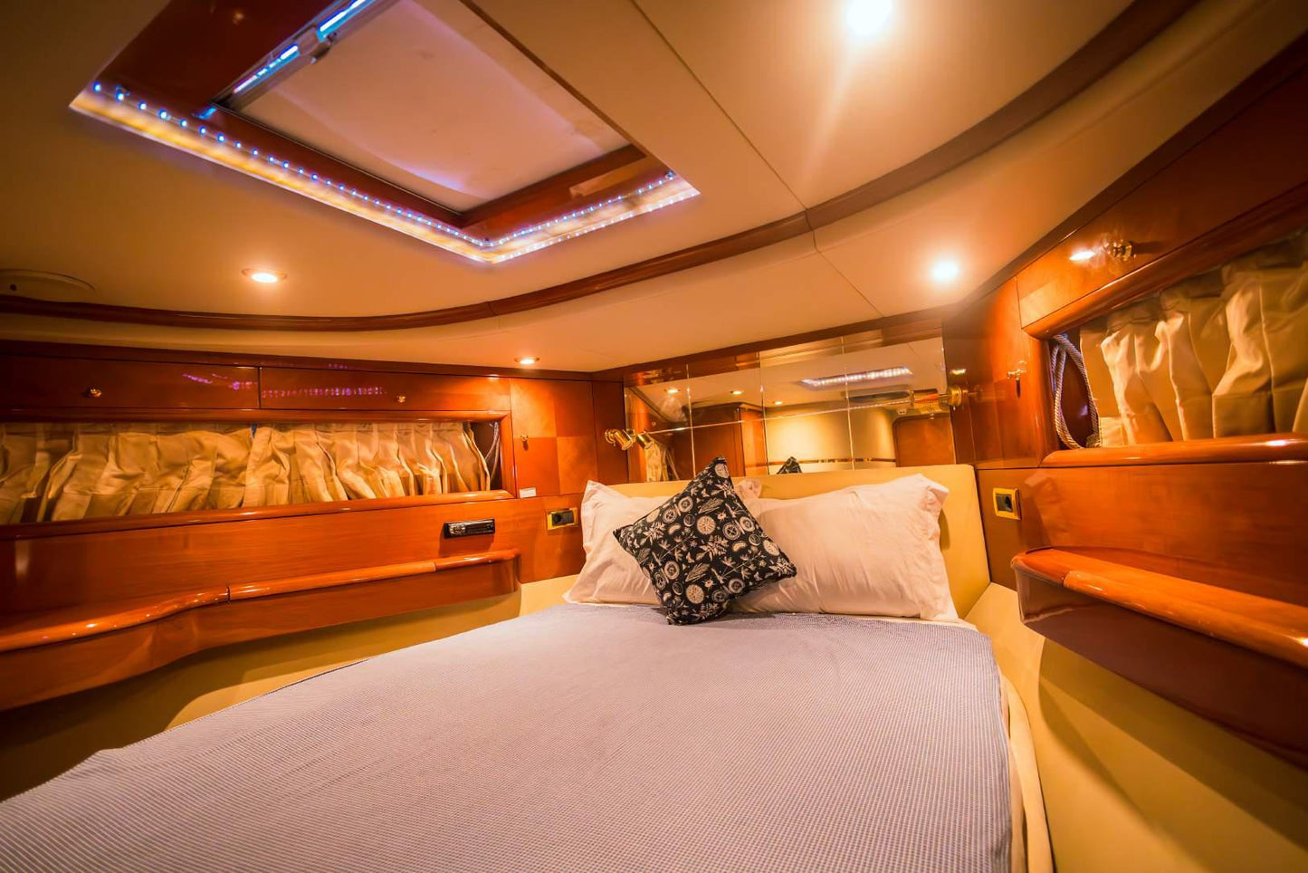 Dubái: alquiler de yate privado Azimut de 65 pies