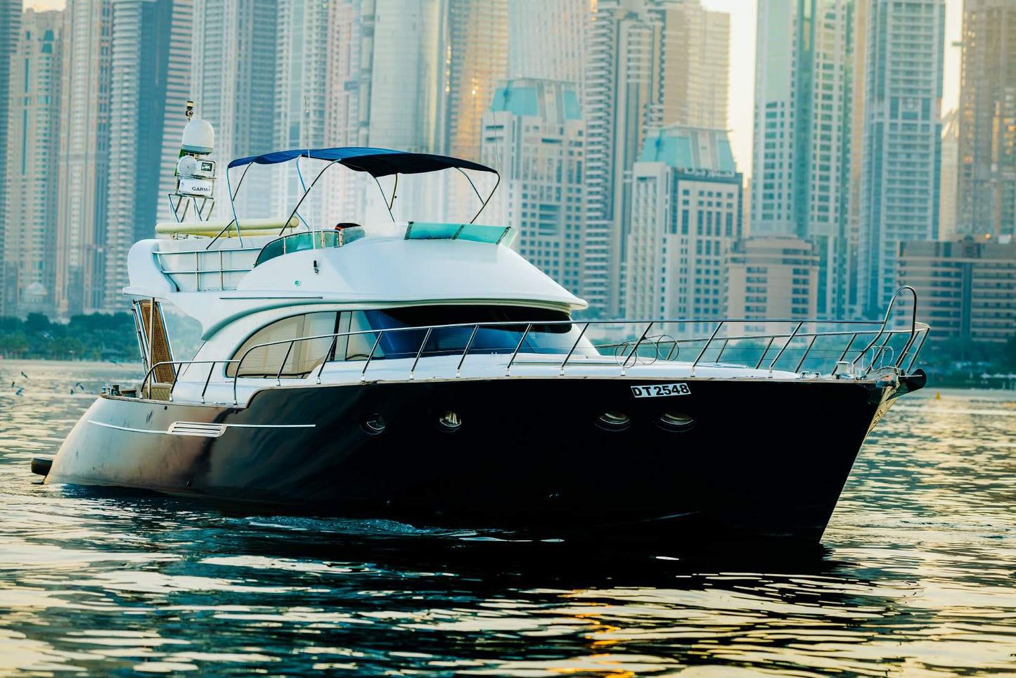 Dubái: alquiler de yate privado Azimut de 65 pies