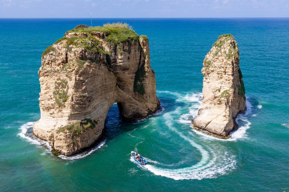 Beirut: Boat Cruise From Jal El-Bahr to Raouche Rocks