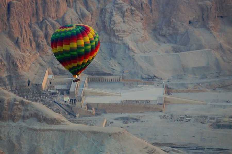 Luxor: Sunrise Hot Air Balloon Ride over Temples and Landmarks