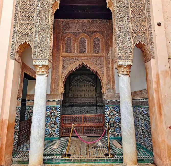 Marrakech: City Walking Tour with Bahia Palace, Saadian Tombs, and Souks