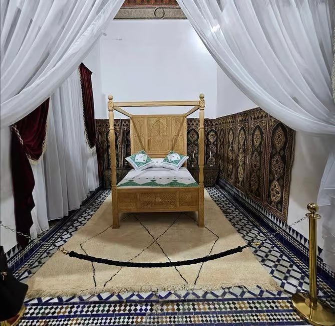 Marrakech: City Walking Tour with Bahia Palace, Saadian Tombs, and Souks