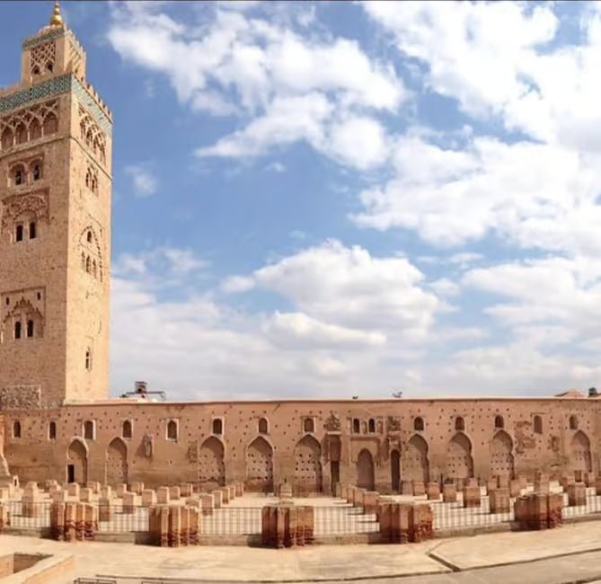 Marrakech: City Walking Tour with Bahia Palace, Saadian Tombs, and Souks