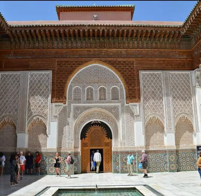 Marrakech: City Walking Tour with Bahia Palace, Saadian Tombs, and Souks