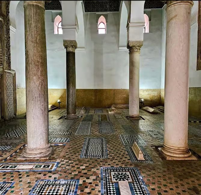 Marrakech: City Walking Tour with Bahia Palace, Saadian Tombs, and Souks