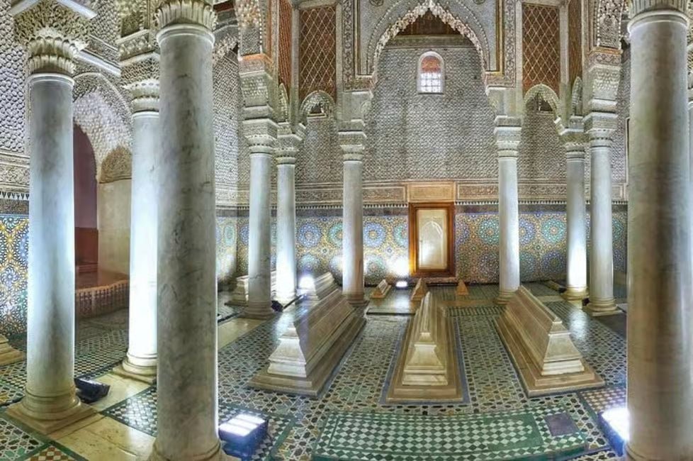 Marrakech: City Walking Tour with Bahia Palace, Saadian Tombs, and Souks
