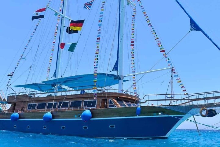Marsa Alam: Pirates Premium Snorkeling Trip to Marsa Mubarak and Marsa Shona