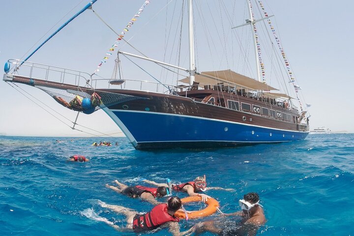 Marsa Alam: Pirates Premium Snorkeling Trip to Marsa Mubarak and Marsa Shona