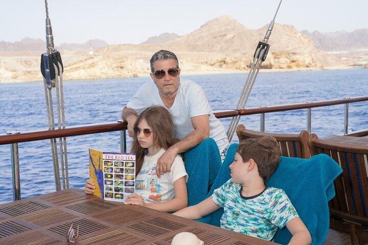 Marsa Alam: Pirates Premium Snorkeling Trip to Marsa Mubarak and Marsa Shona