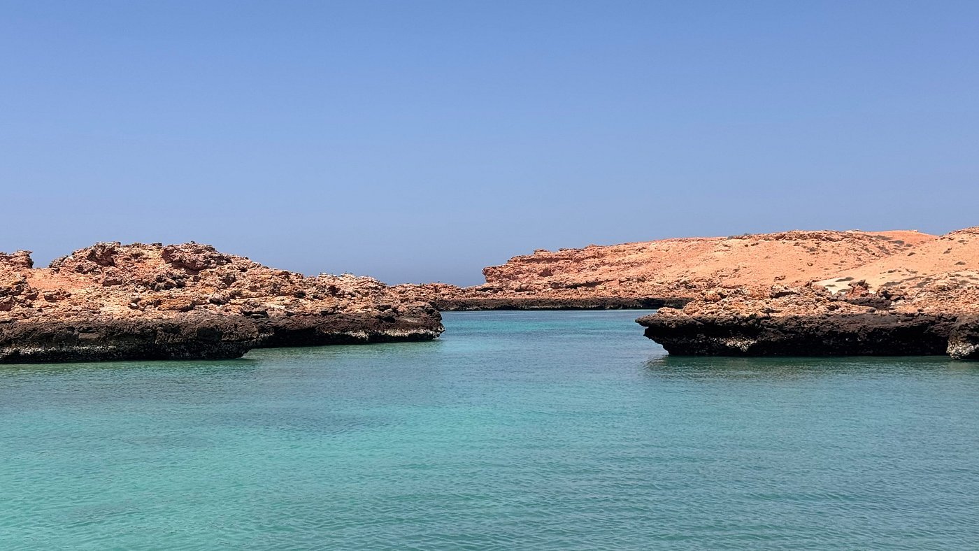 Muscat: Dimaniyat Island Snorkling Trip with Lunch