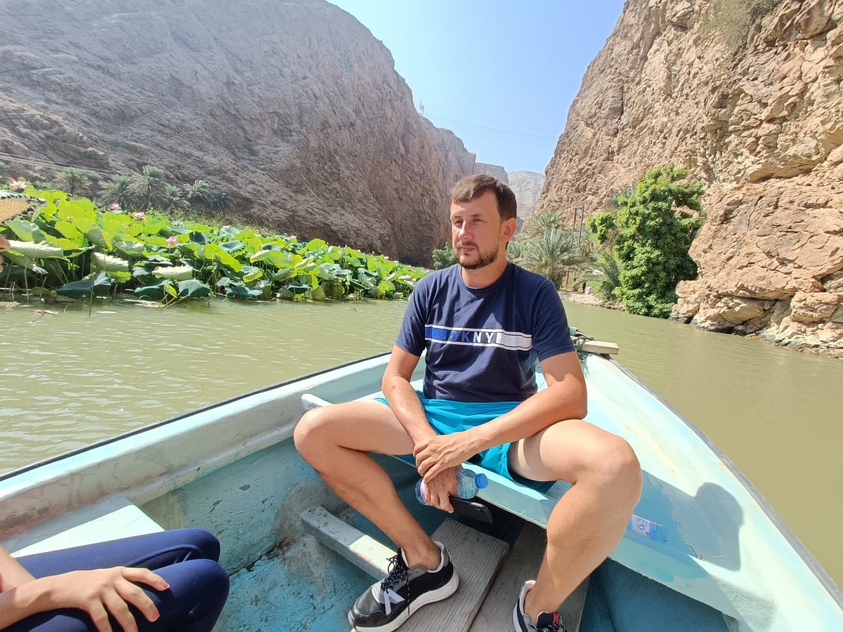 Muscat: Full Day Trip to Wadi Shab and Bimmah Sinkhole with Lunch