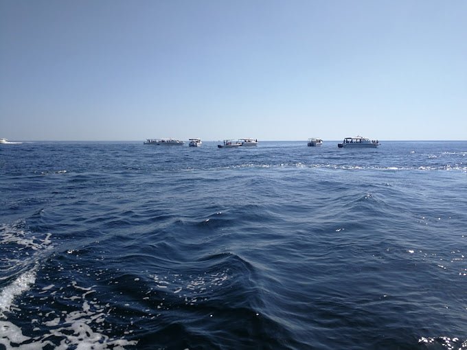 Muscat: Sunset Boat Cruise with Coastal and Mountain Views