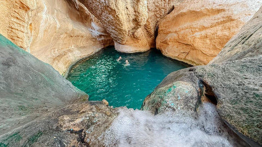 Muscat: Wadi Shab and Bimah Sinkhole Day Trip with Lunch