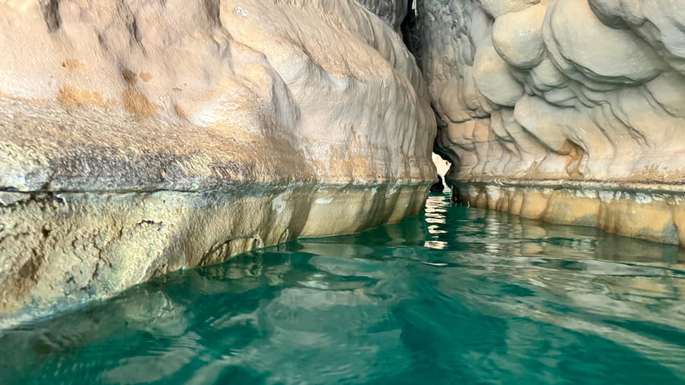 Muscat: Wadi Shab and Bimmah Sinkhole Trip with Lunch