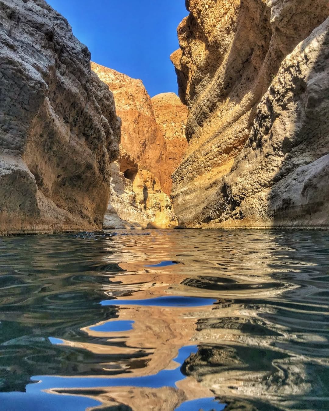 Muscat: Wadi Shab and Bimmah Sinkhole Trip with Lunch