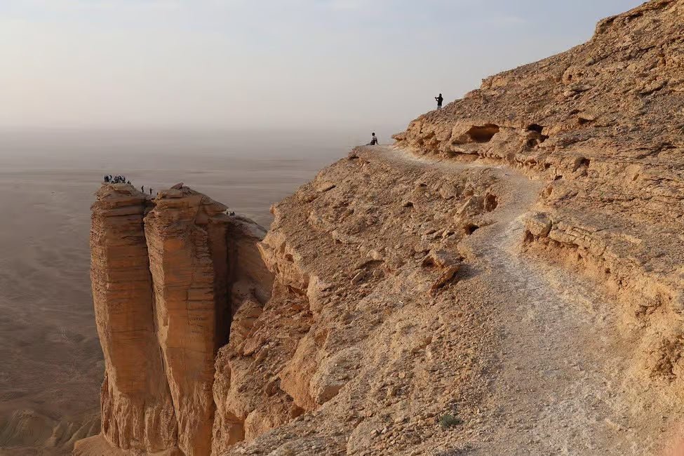 Riyadh: Edge of the World Sunset Tour with Dinner