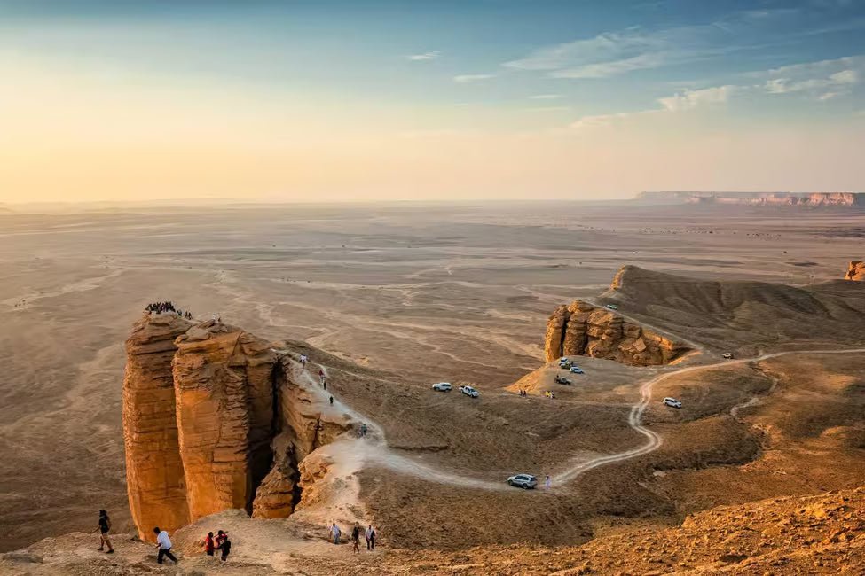 Riyadh: Edge of the World Sunset Tour with Dinner