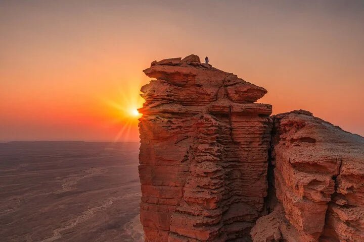 Riyadh: Edge of the World Sunset Tour with Dinner