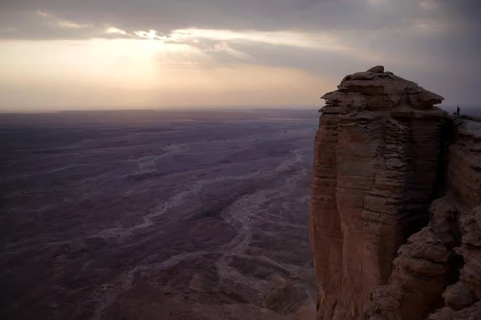 Riyadh: Edge of the World Sunset Tour with Dinner
