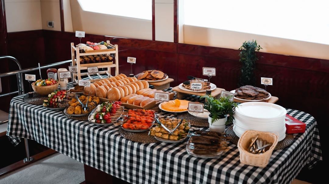 Dubai: Marina Yacht Tour mit Live BBQ