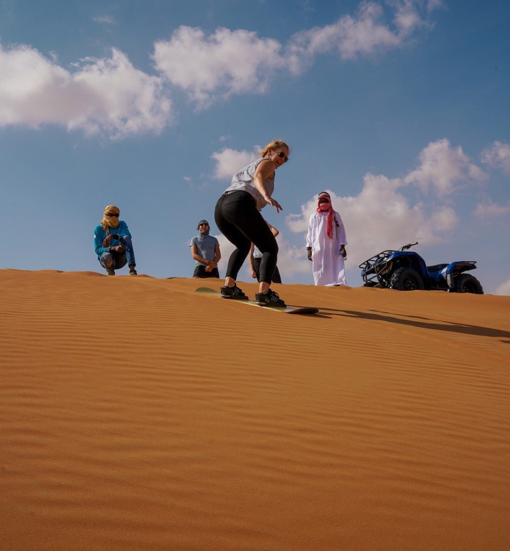 Dubai: Rote Dünen mit dem Quad, Kamelritt, Sandboarding und BBQ im Al Khayma Camp
