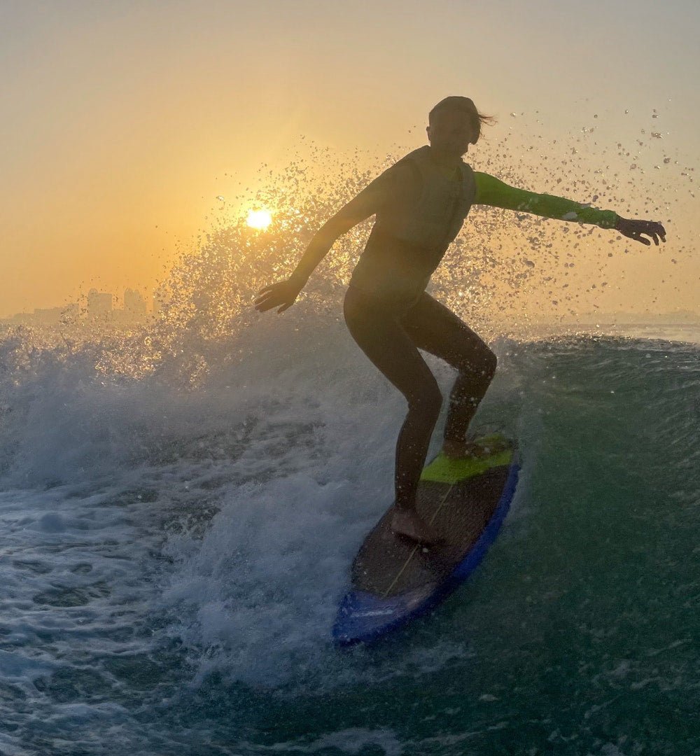 Doha: Surf'N Grill: Sunset Wakesurf Session including BBQ on the boat