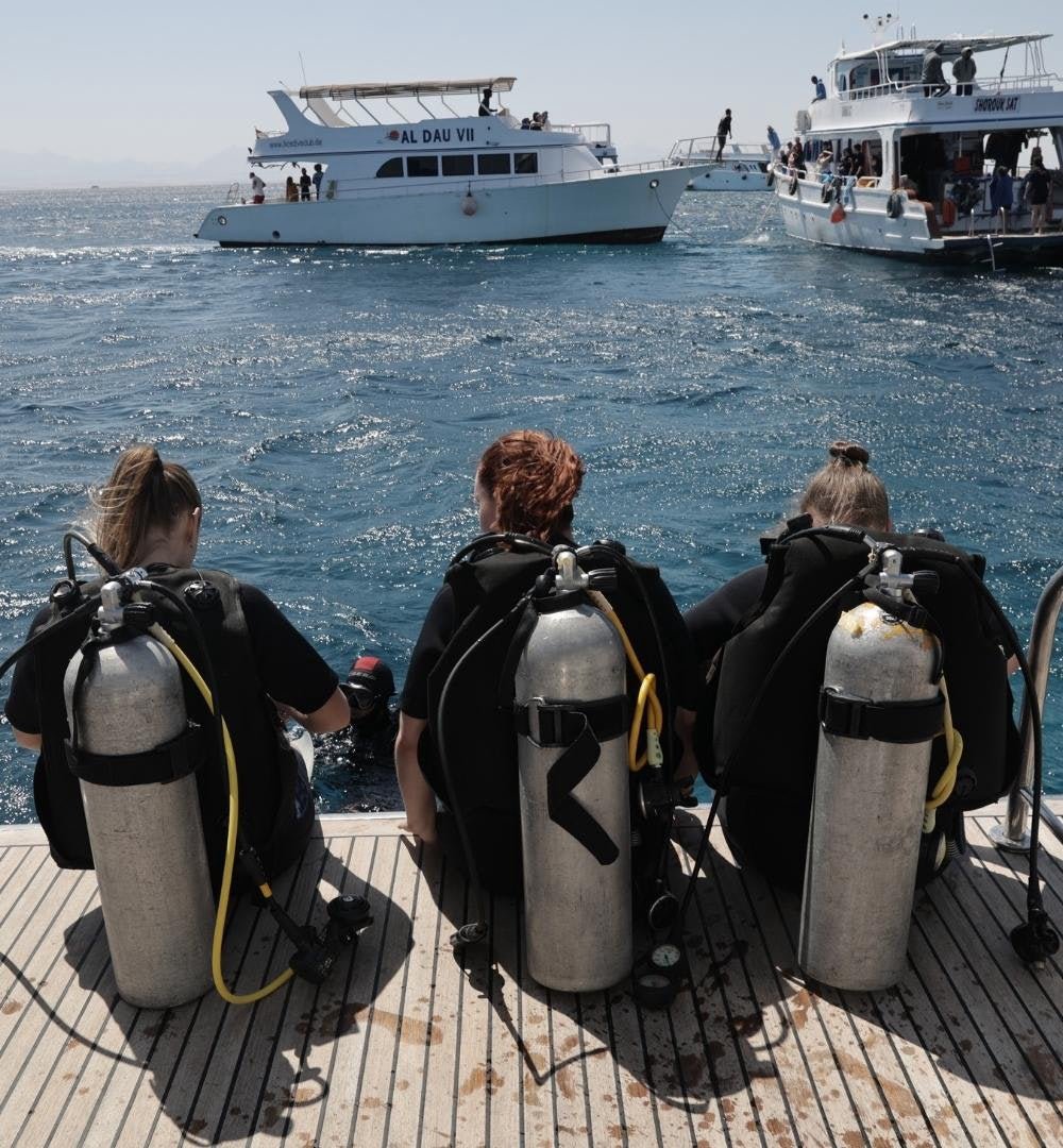 Hurghada: mergulho com snorkel 6 em 1 viagem de iate com buffet de almoço