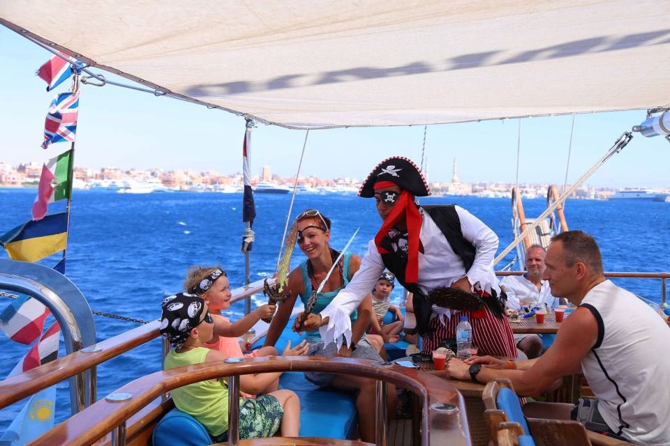 Hurghada: viagem de mergulho com snorkel em barco à vela pirata com visita e almoço em Orange Bay