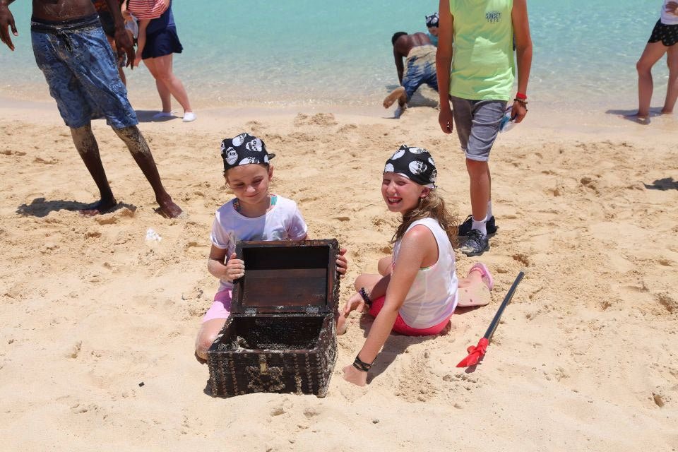 Hurghada: viagem de mergulho com snorkel em barco à vela pirata com visita e almoço em Orange Bay