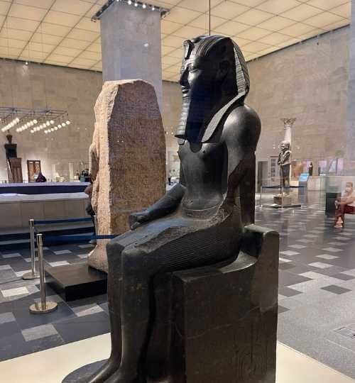 القاهرة: المتحف الوطني للحضارة المصرية، وأهرامات الجيزة وأبو الهول، وجولة خاصة لكبار الشخصيات