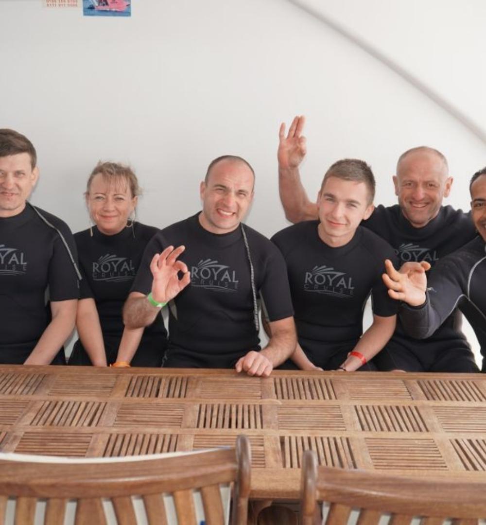 Hurghada: mergulho com snorkel 6 em 1 viagem de iate com buffet de almoço