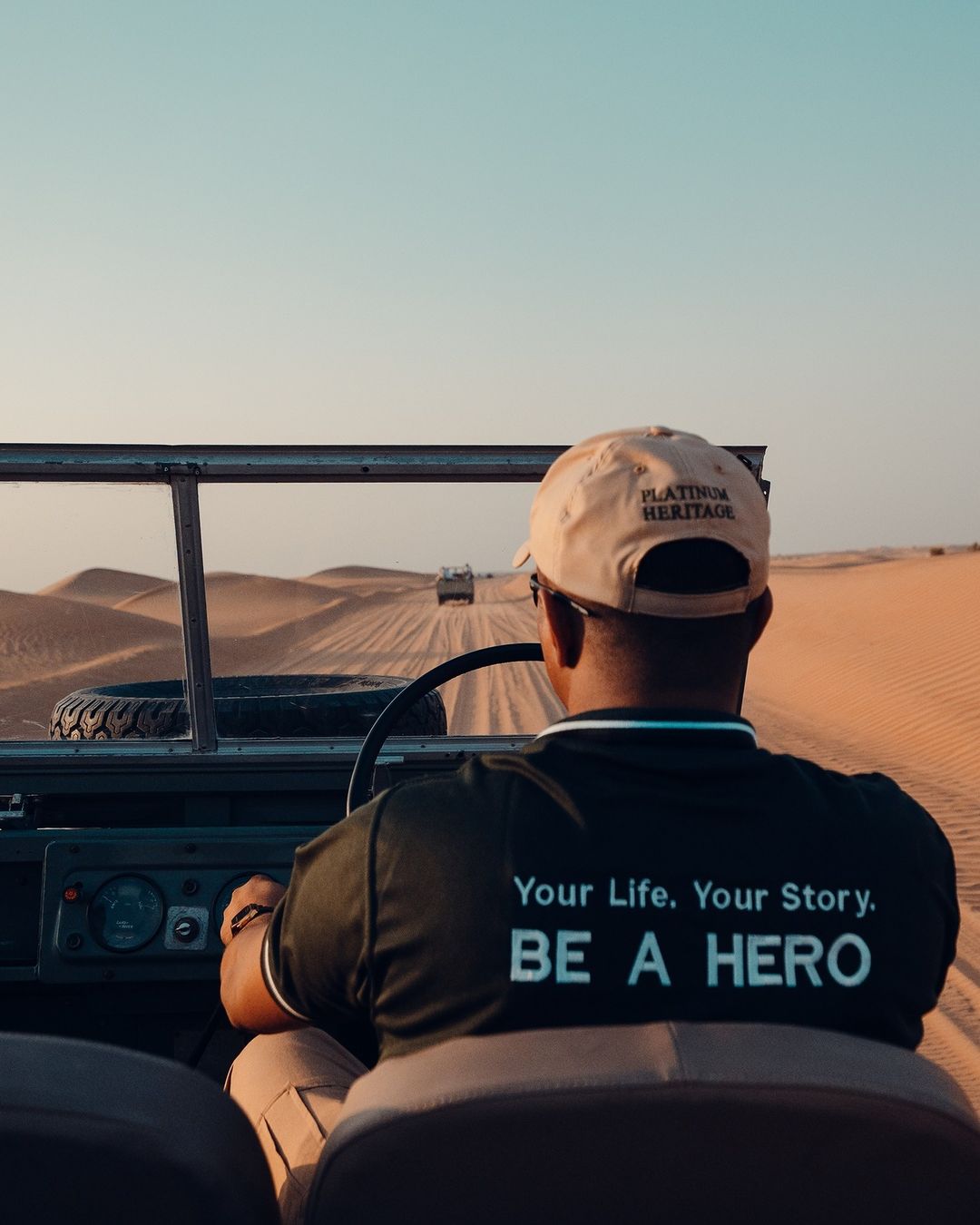 Dubai: Übernachtung in der historischen Wüstensafari, Abendessen und Flug mit dem Heißluftballon