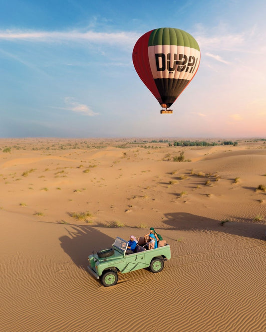 Dubaj: Pustynne safari na wielbłądach z noclegiem i lotem balonem na ogrzane powietrze