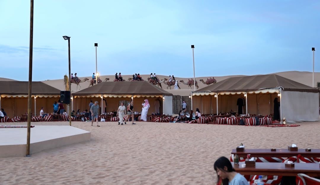 Dubai: Rote Dünen mit dem Quad, Kamelritt, Sandboarding und BBQ im Al Khayma Camp