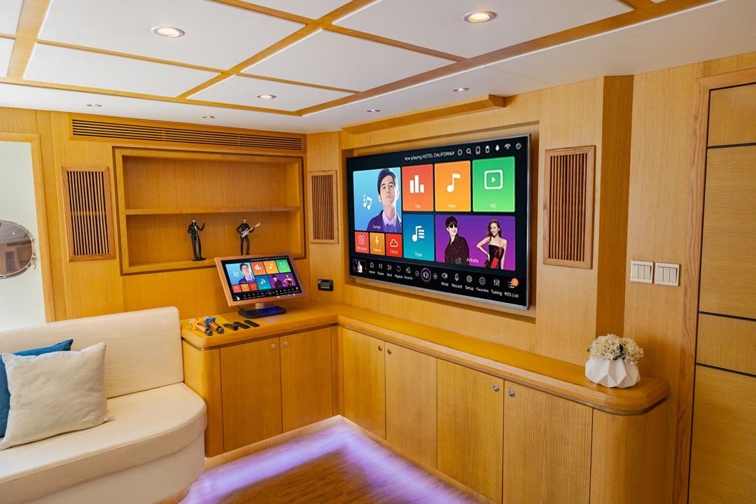 Dubai: Kona 110 ft Luxury Yacht Private Rental