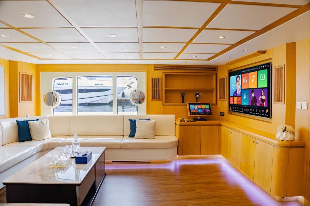 Dubai: Kona 110 ft Luxury Yacht Private Rental