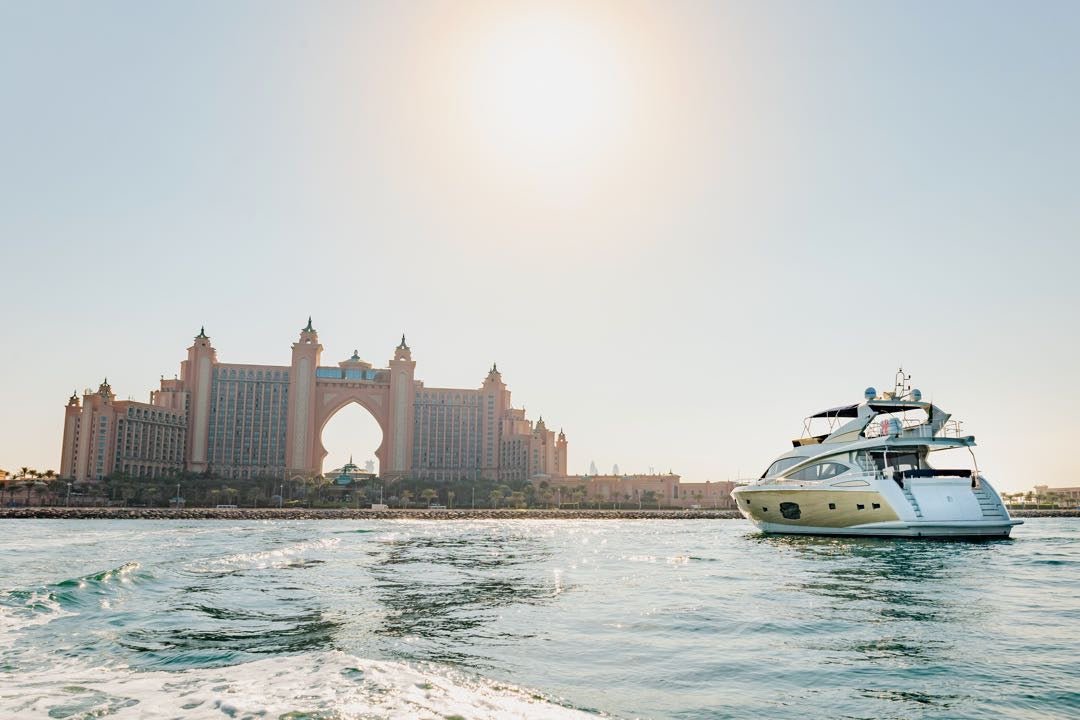 Dubai: Privatvermietung einer Astra 76 Fuß Luxusyacht