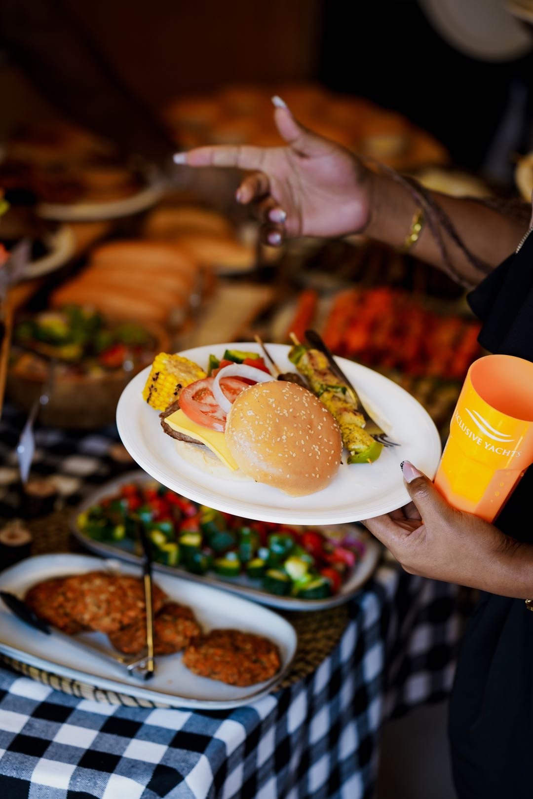 Dubai: Nachmittags-Yachttour durch die Marina mit Live-BBQ