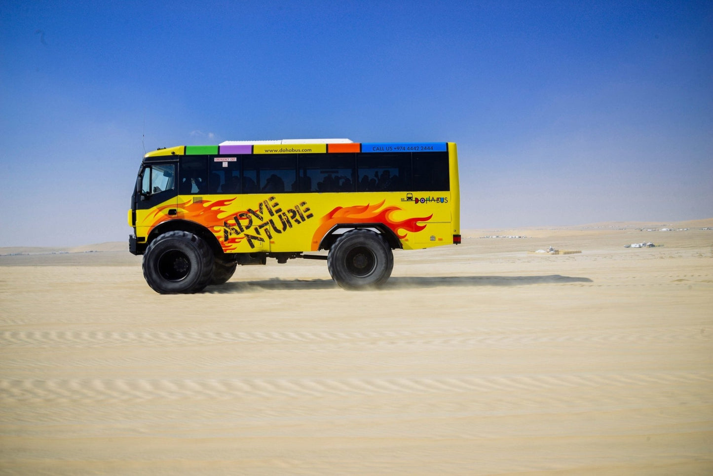 Doha : visite en bus monstre dans le désert de Sealine