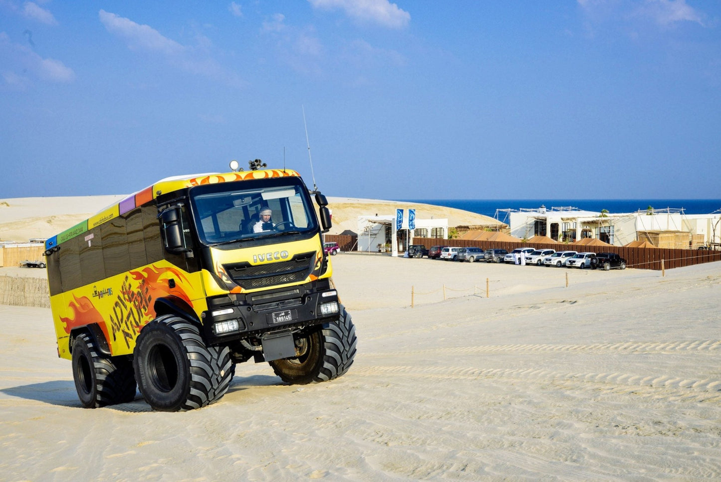 Doha : visite en bus monstre dans le désert de Sealine