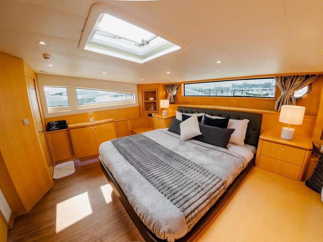 Dubai: Kona 110 ft Luxury Yacht Private Rental