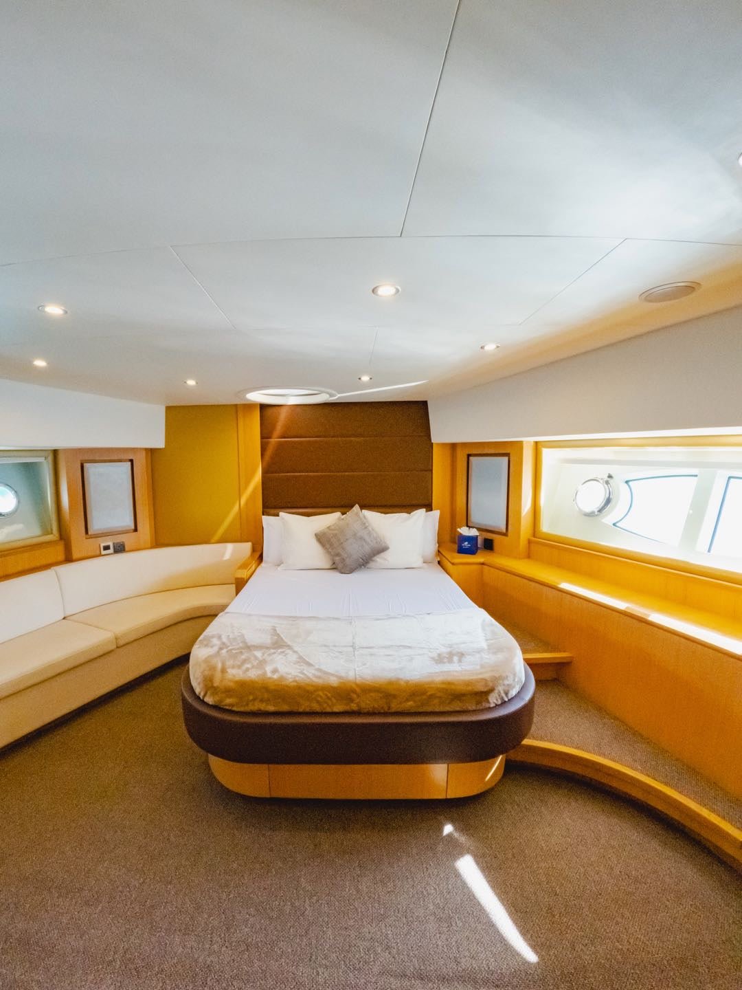 Dubai: Privatvermietung einer Astra 76 Fuß Luxusyacht