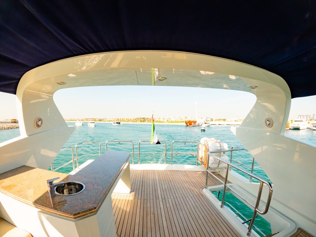 Dubai: Privatvermietung einer Astra 76 Fuß Luxusyacht
