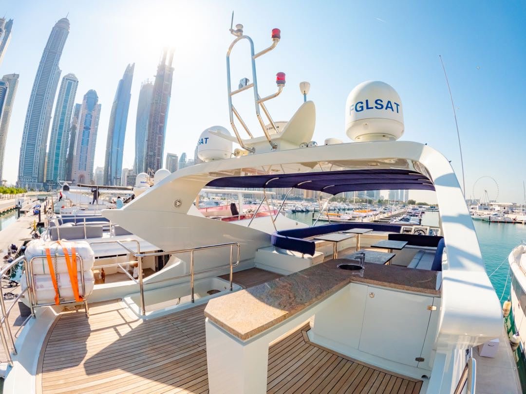 Dubai: Privatvermietung einer Astra 76 Fuß Luxusyacht