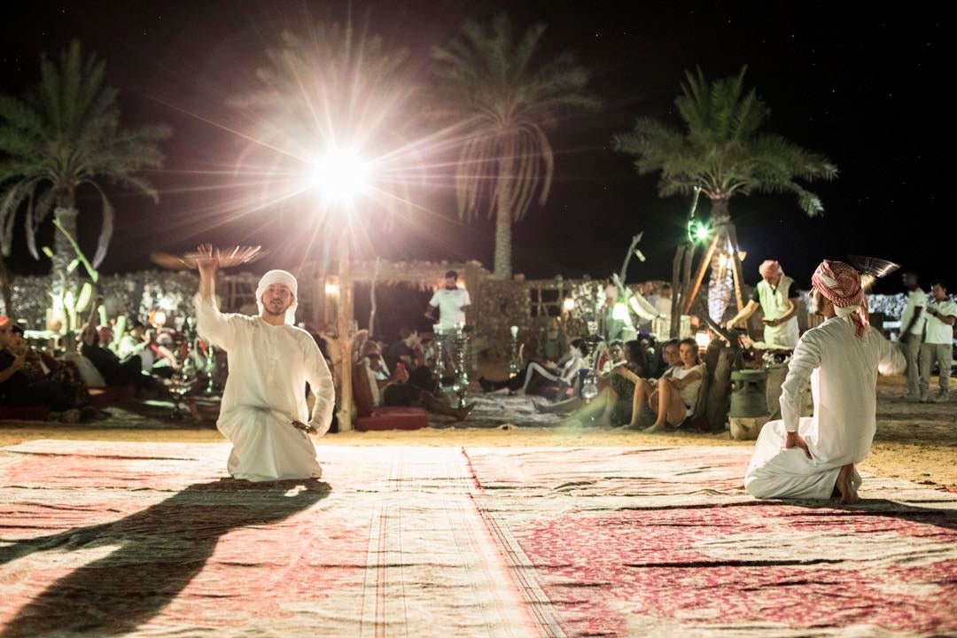 Dubai: Kamelwüstensafari mit Übernachtung, traditionelles Abendessen und Frühstück