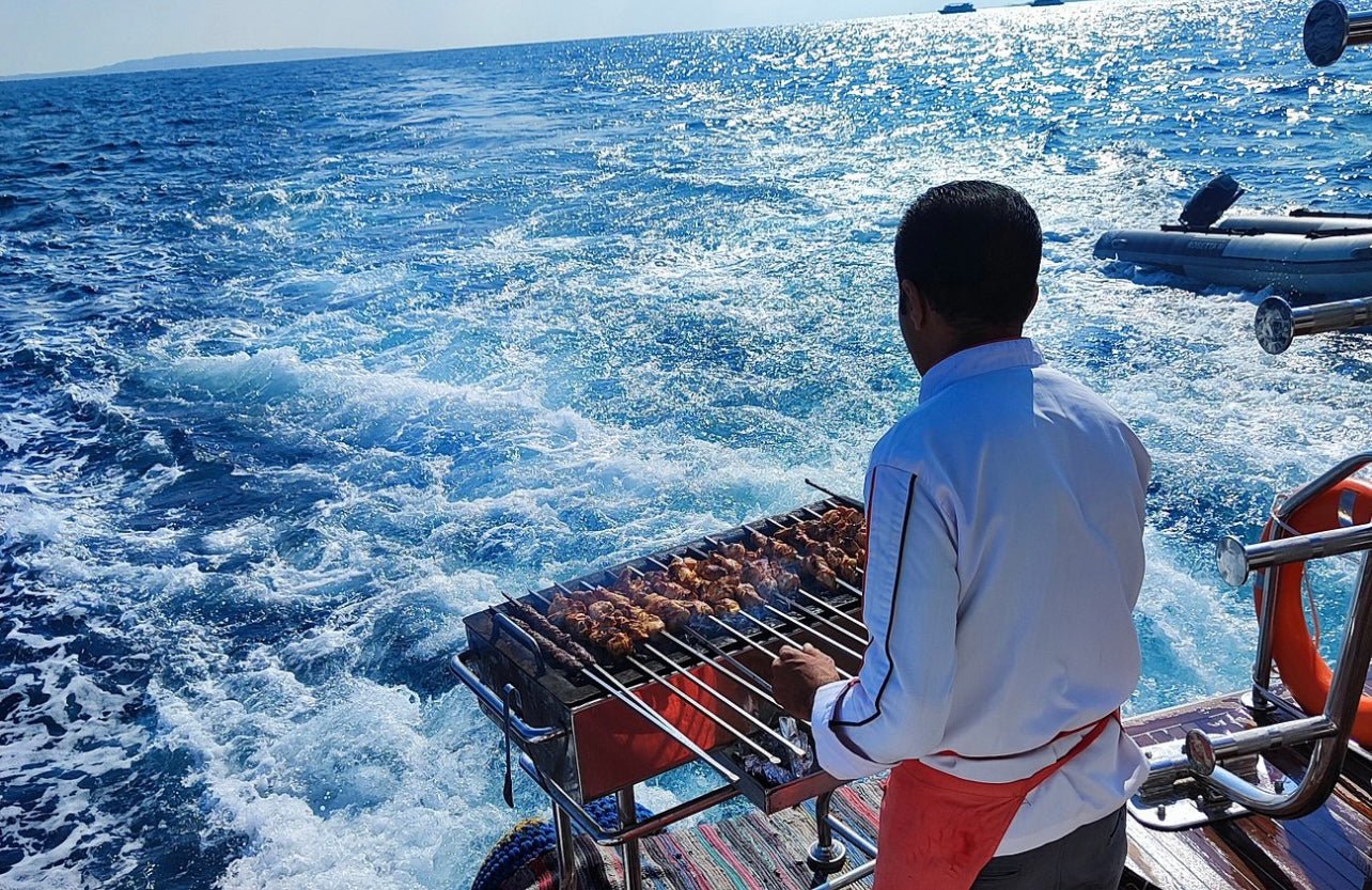 沙姆沙伊赫:高级浮潜游轮和烧烤自助午餐