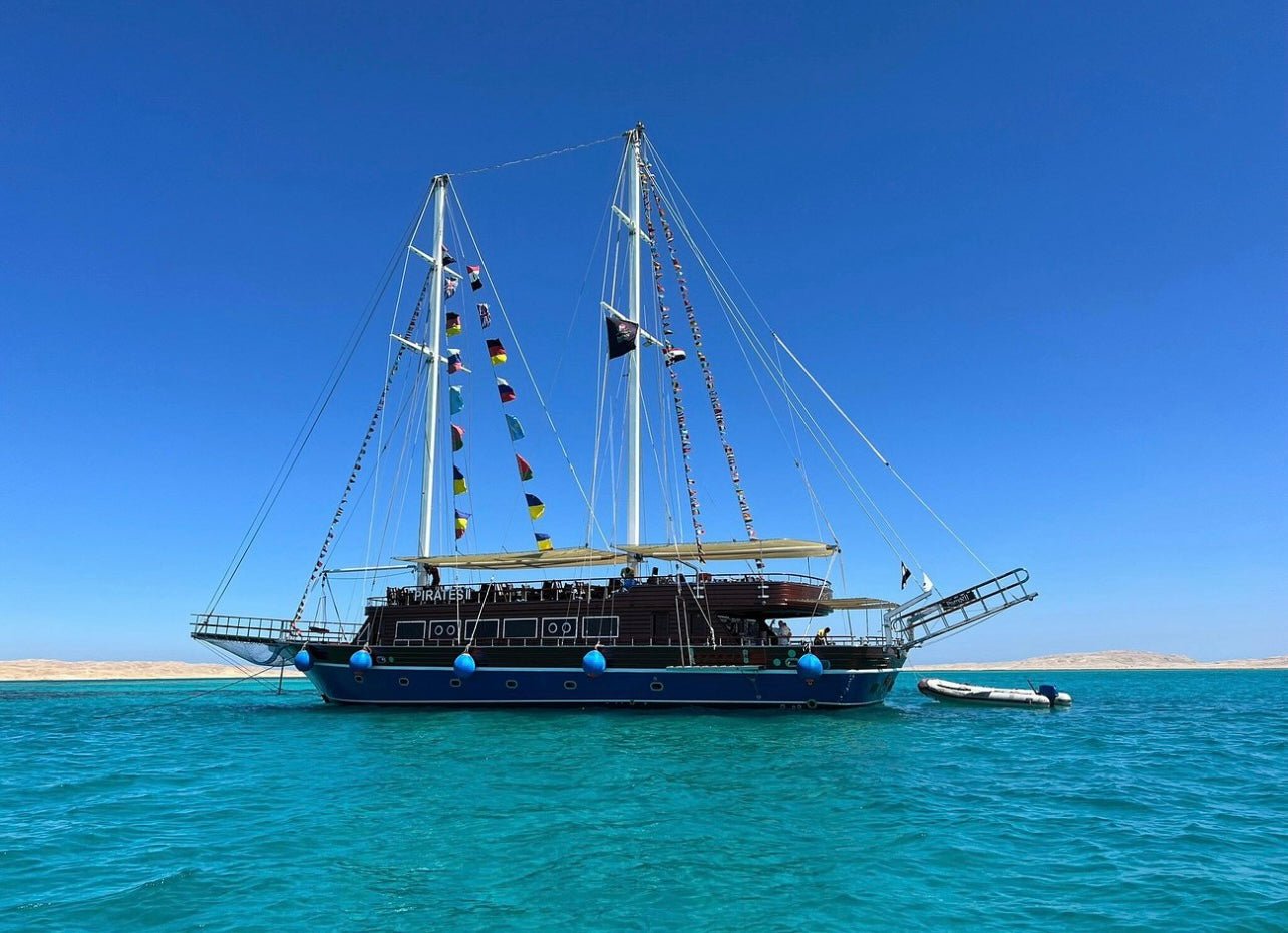 Hurghada: viagem de mergulho com snorkel em barco à vela pirata com visita e almoço em Orange Bay