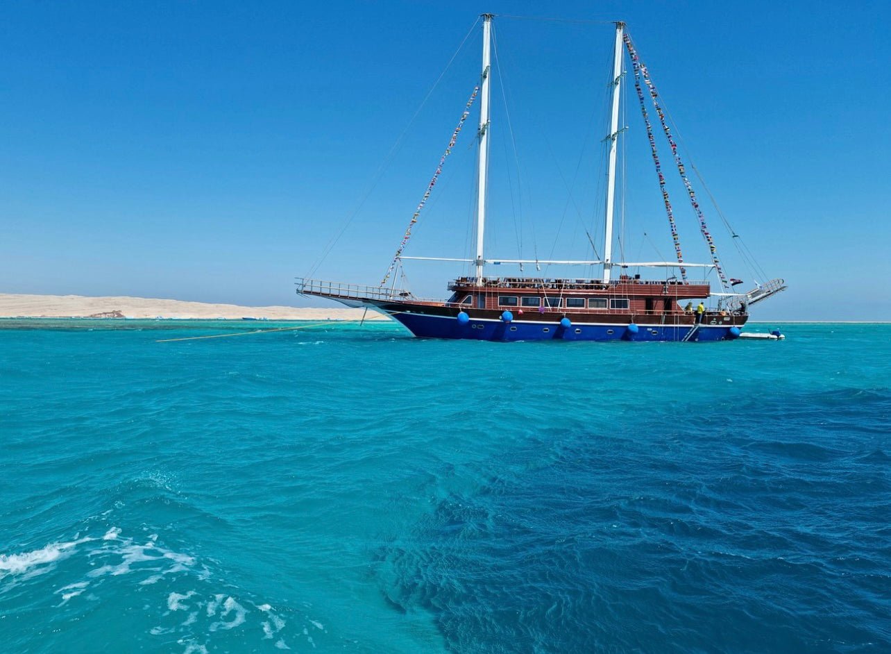 Hurghada: viagem de mergulho com snorkel em barco à vela pirata com visita e almoço em Orange Bay
