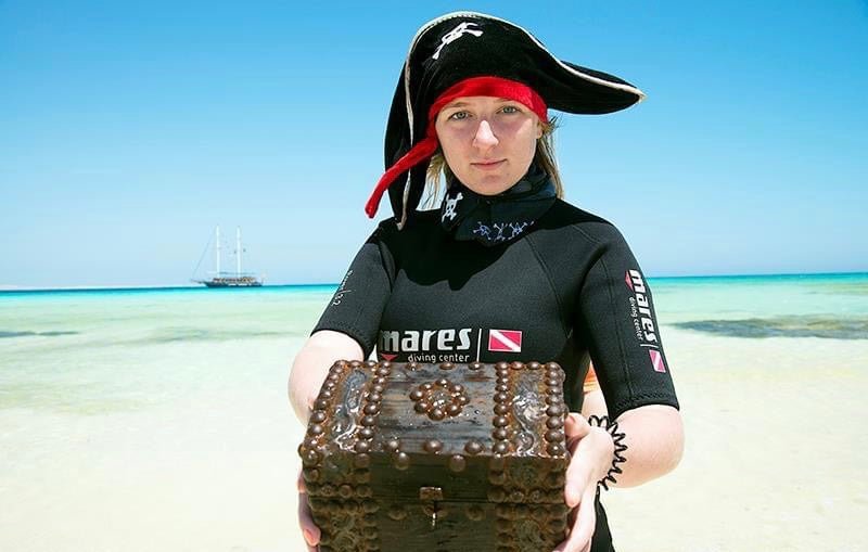 Hurghada: viagem de mergulho com snorkel em barco à vela pirata com visita e almoço em Orange Bay