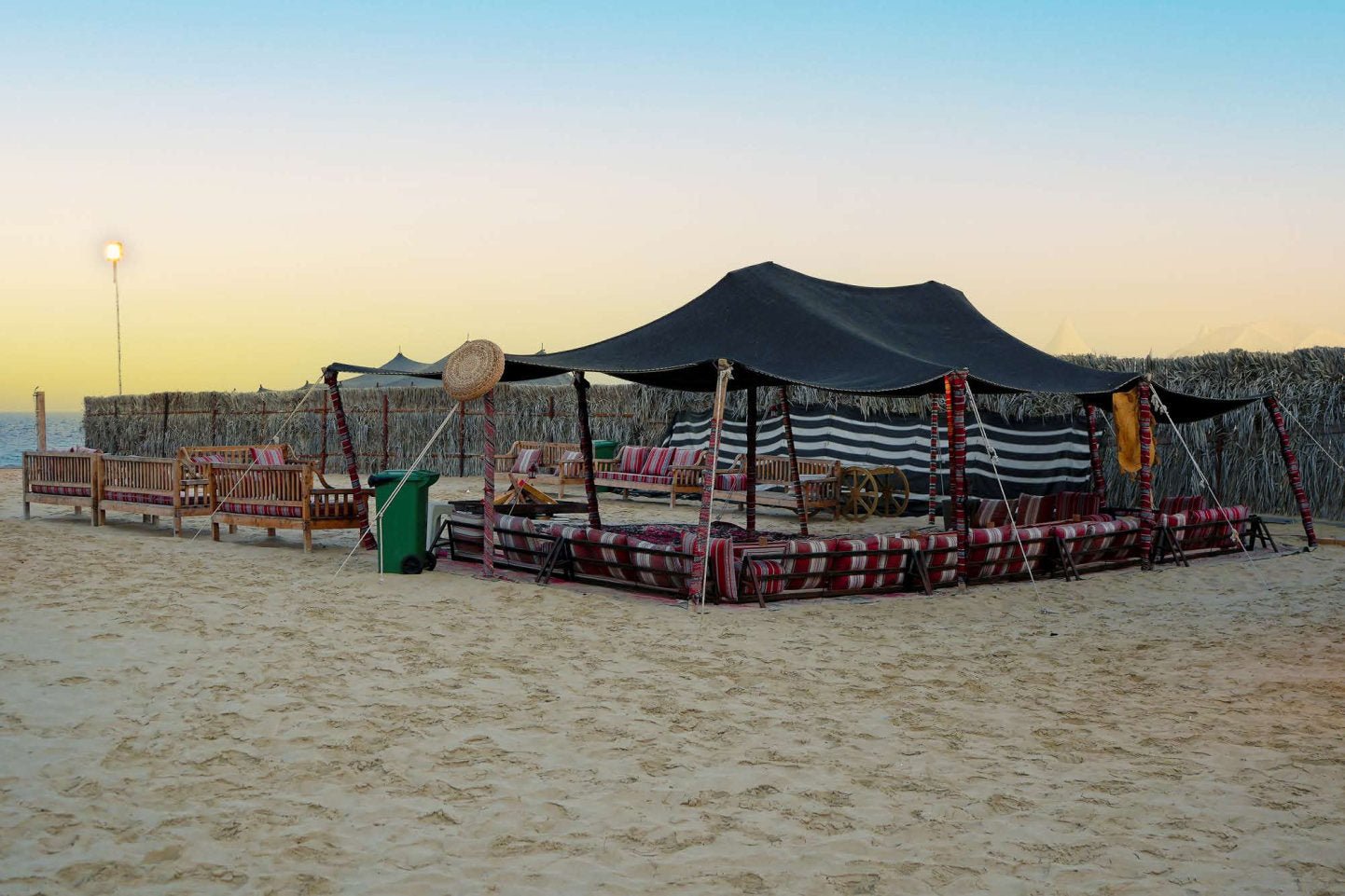 Doha: VIP Nocne Biwakowanie na Pustyni z Kolacją BBQ i Obserwacją Gwiazd